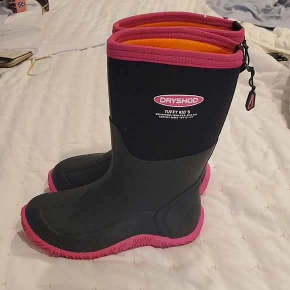 Vibrant Black and Pink Rain & Snow Boots (31) - Picture 3 of 6